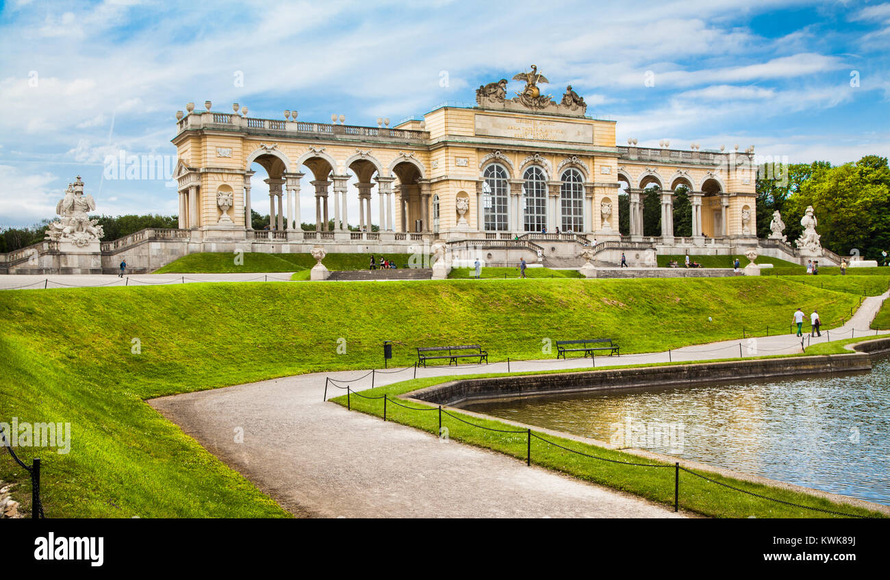 Bellissima vista del famoso Gloriette al Palazzo di Schonbrunn e giardini di Vienna in Austria Foto Stock