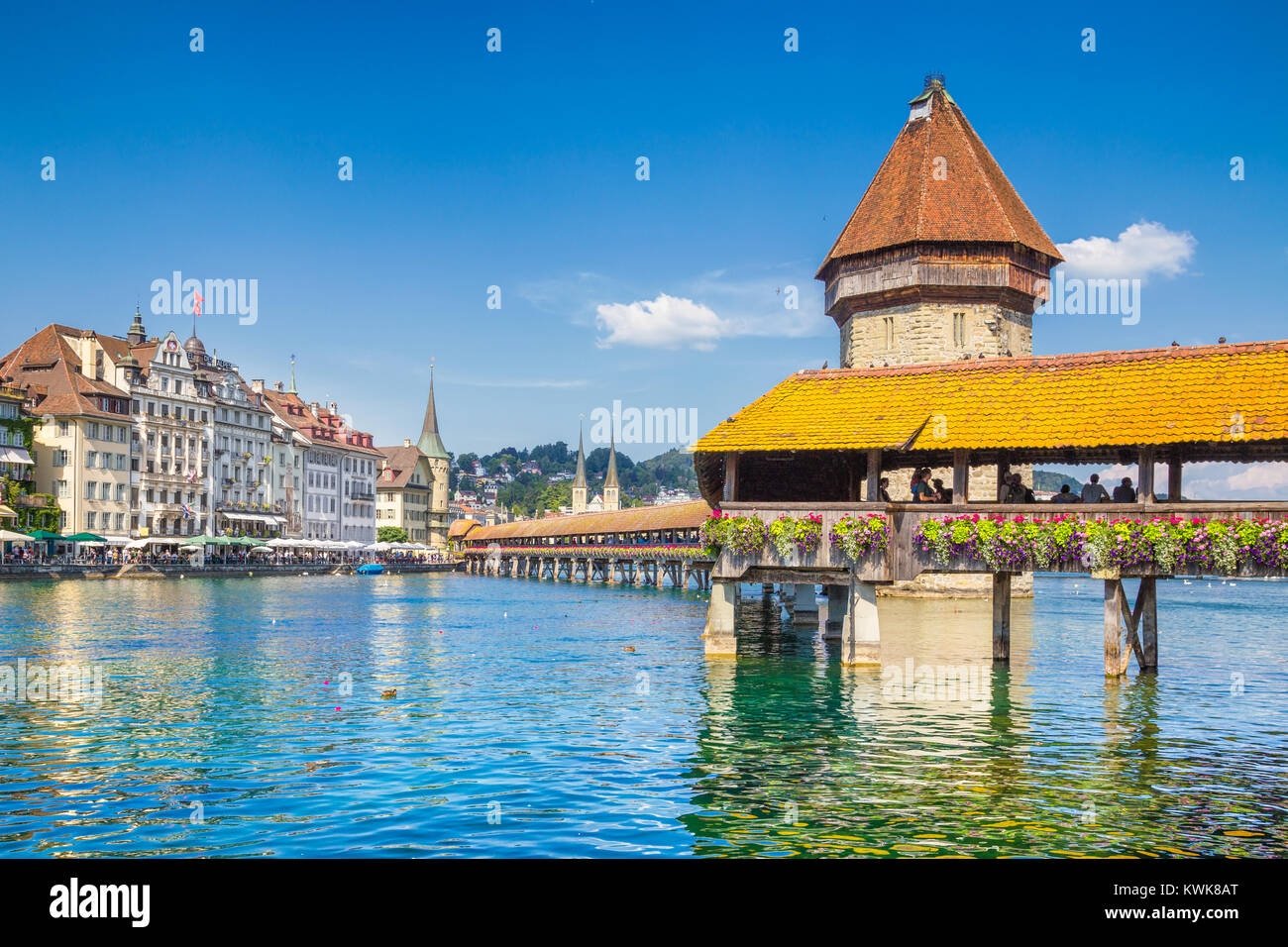 Centro storico della città di Lucerna con il famoso Ponte della Cappella, il simbolo della città e uno della Svizzera le principali attrazioni turistiche in estate Foto Stock