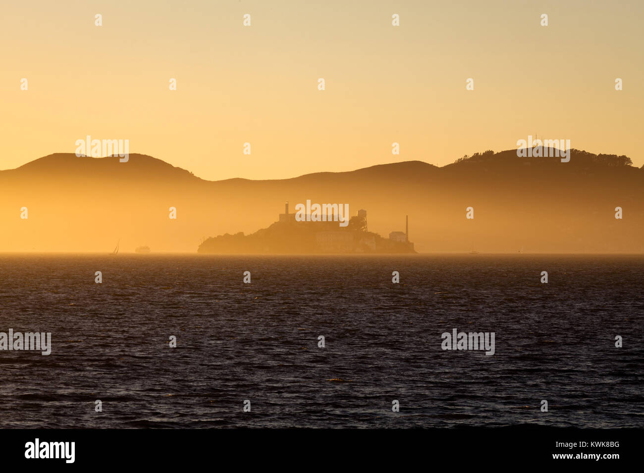 Bellissima vista della famosa Isola di Alcatraz illuminato nel maestoso golden luce della sera al tramonto in estate, la baia di San Francisco, California, Stati Uniti d'America Foto Stock