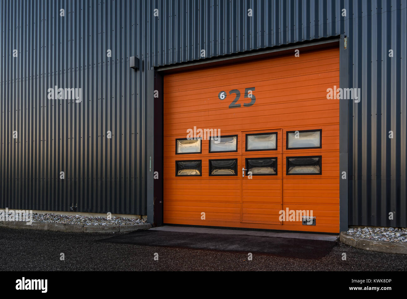 Rollup porta in alluminio per una distribuzione centrale, Frederikssund, Danimarca, 2 gennaio 2018 Foto Stock