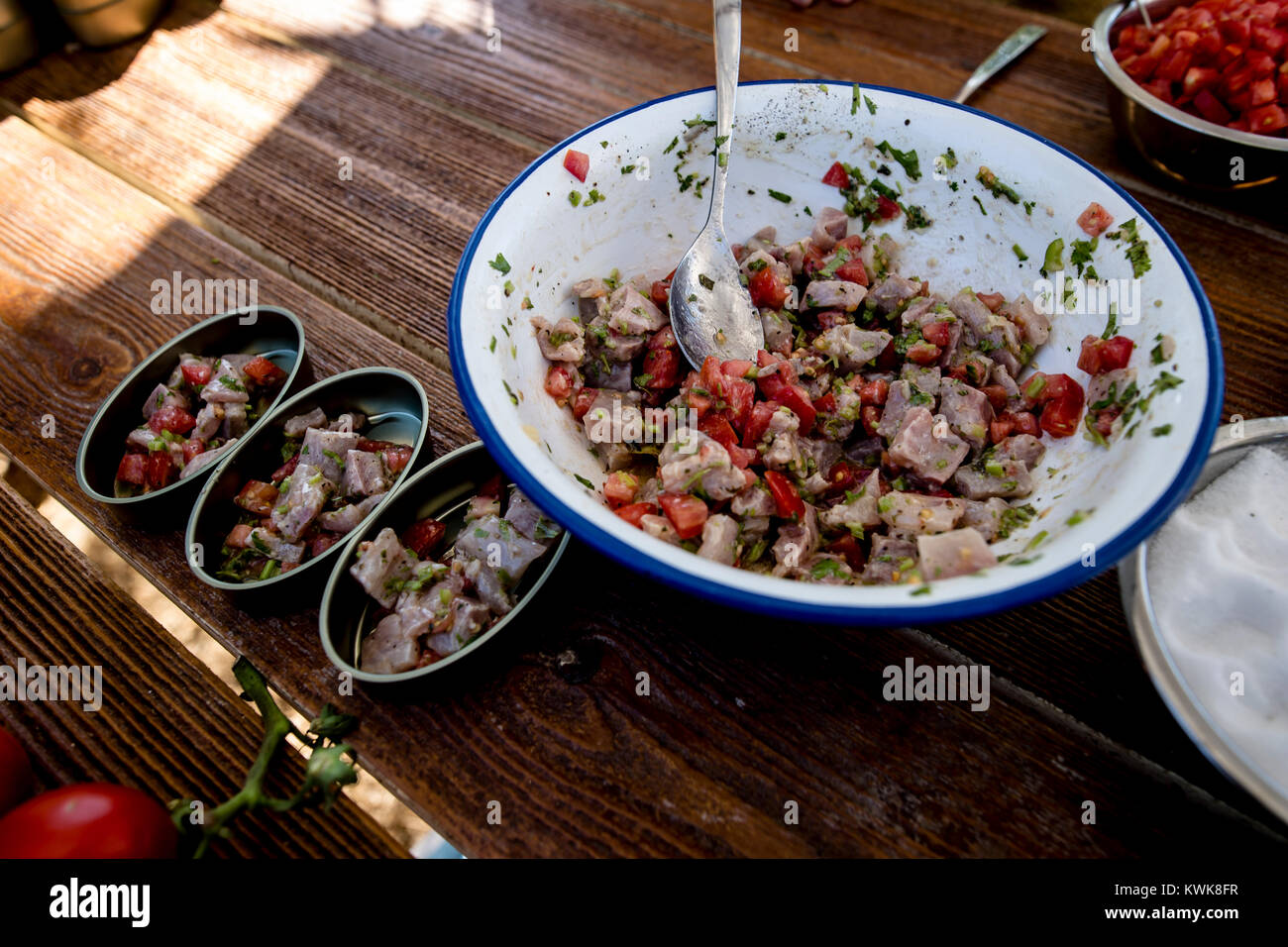 Rendendo il cibo gourmet. Pesce e verdure ingredienti, pesce, grill, avocado. Foto Stock