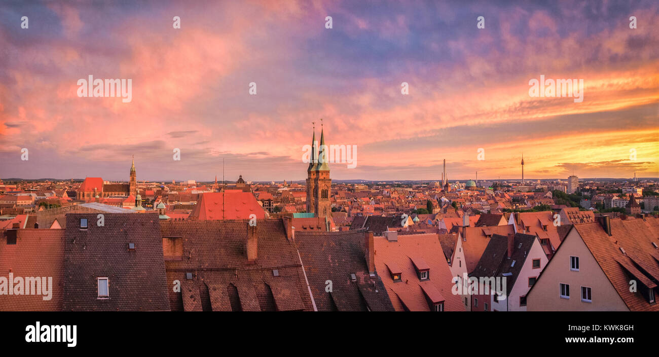 Vista panoramica del centro storico della città di Norimberga nel bellissimo golden luce della sera con drammatica nuvole al tramonto in estate, Baviera, Germania Foto Stock