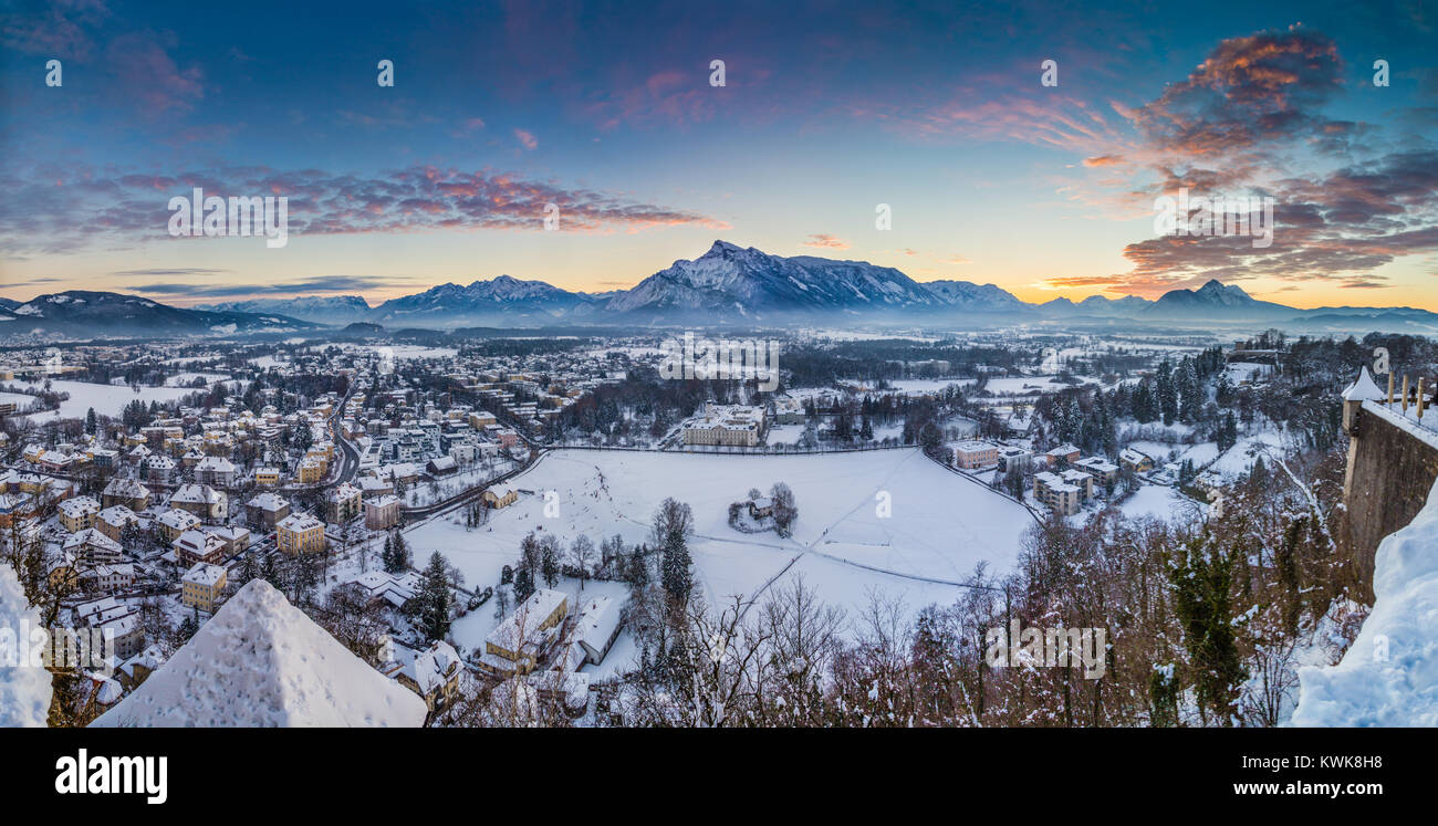 Vista panoramica del centro storico della città di Salisburgo dalla famosa Fortezza di Hohensalzburg in inverno al tramonto, Salzburger Land, Austria Foto Stock