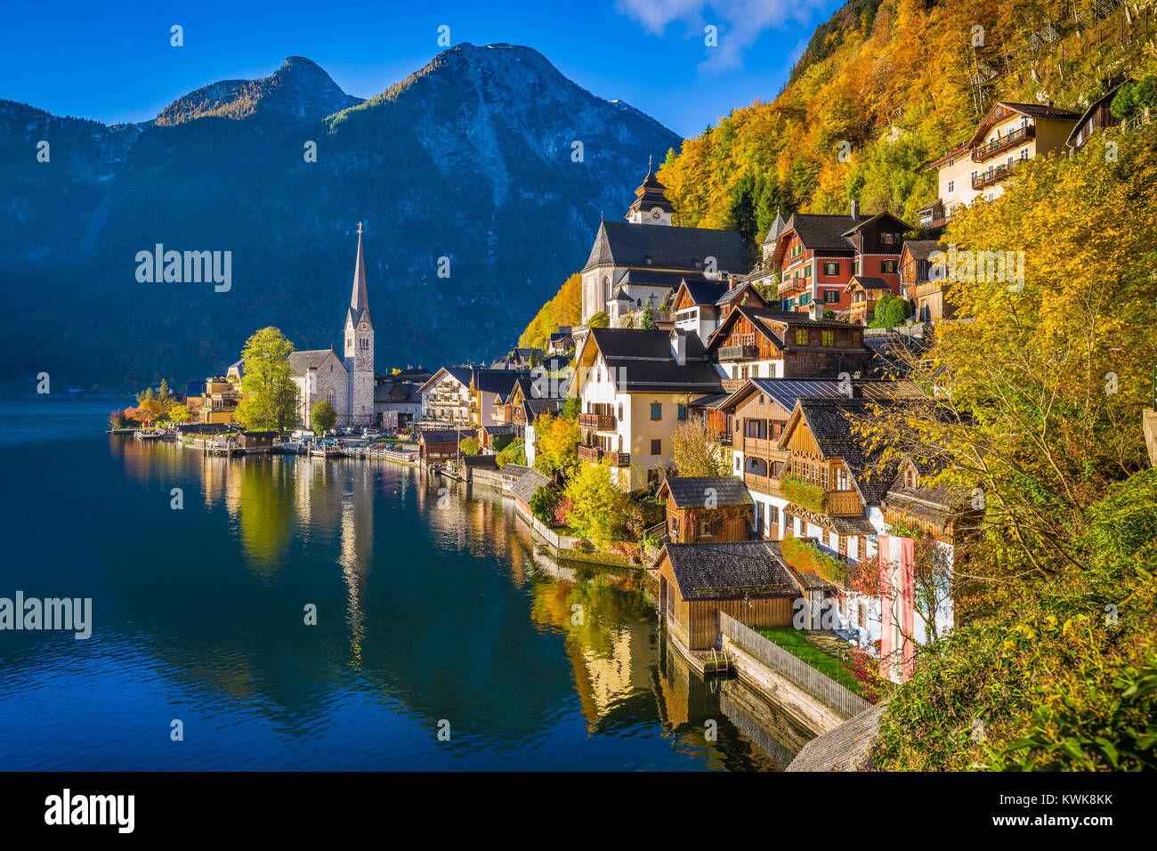 Vista panoramica di Hallstatt Lakeside Town con Hallstätter vedere nelle Alpi austriache in beautiful Golden. La luce del mattino in autunno, Salzkammergut, Austria Foto Stock