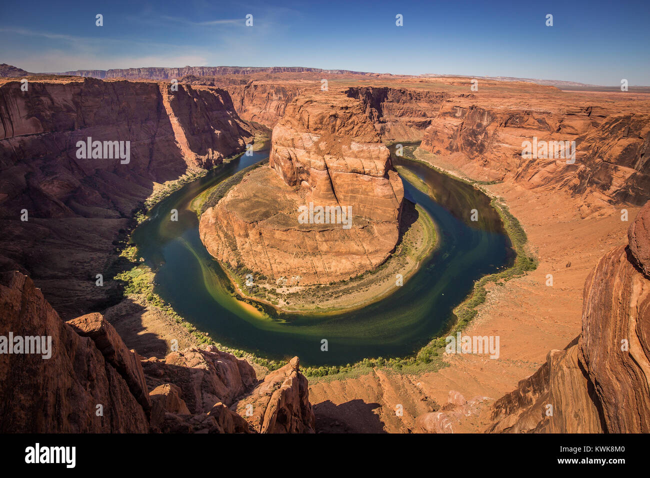 Classic ampio angolo di vista della famosa curva a ferro di cavallo, a forma di ferro di cavallo meandro del fiume Colorado, in una bella giornata di sole con cielo blu e nuvole Foto Stock