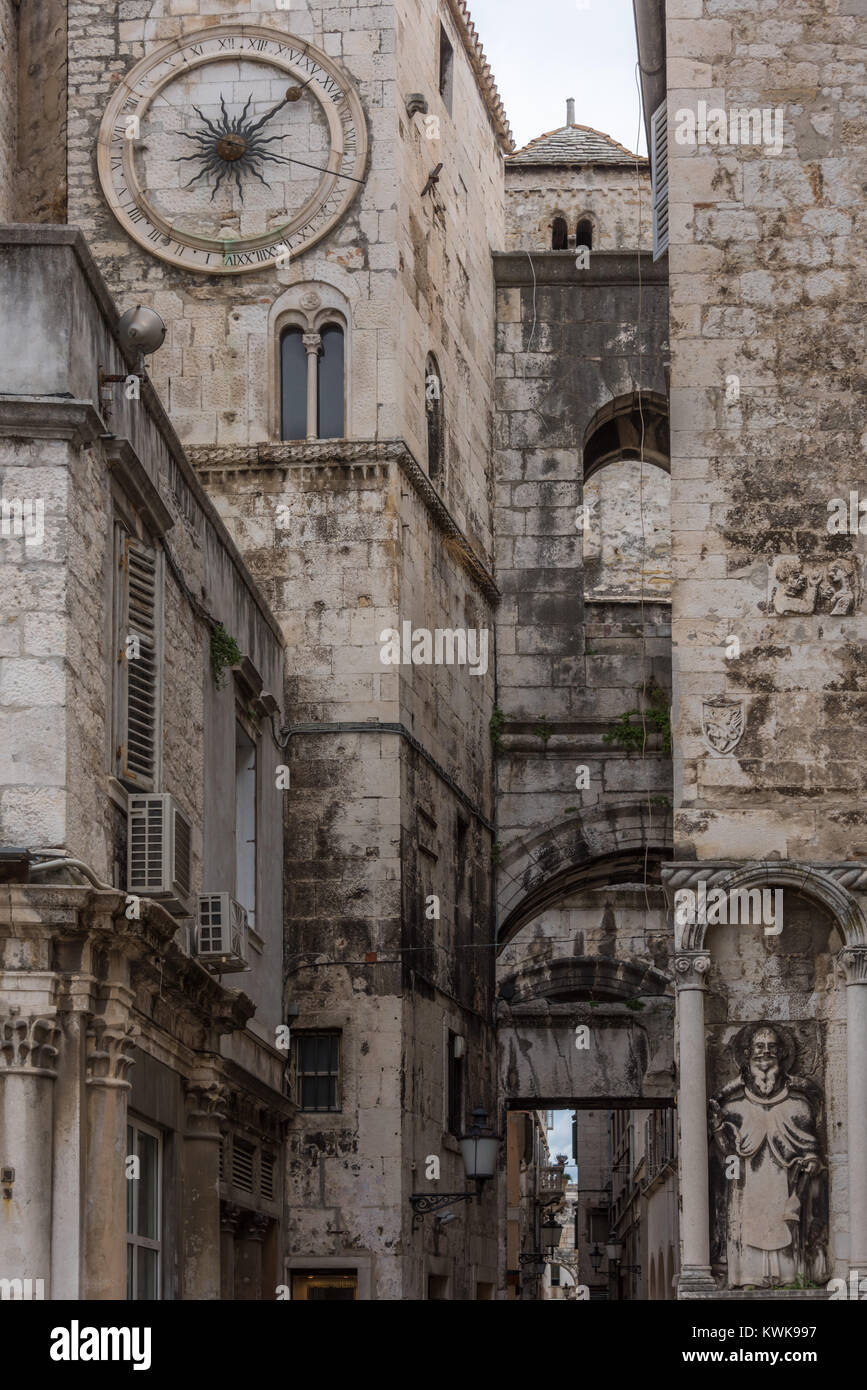 Ispod Zvonik ure/ torre campanaria sotto l'orologio, Split, Croazia Foto Stock