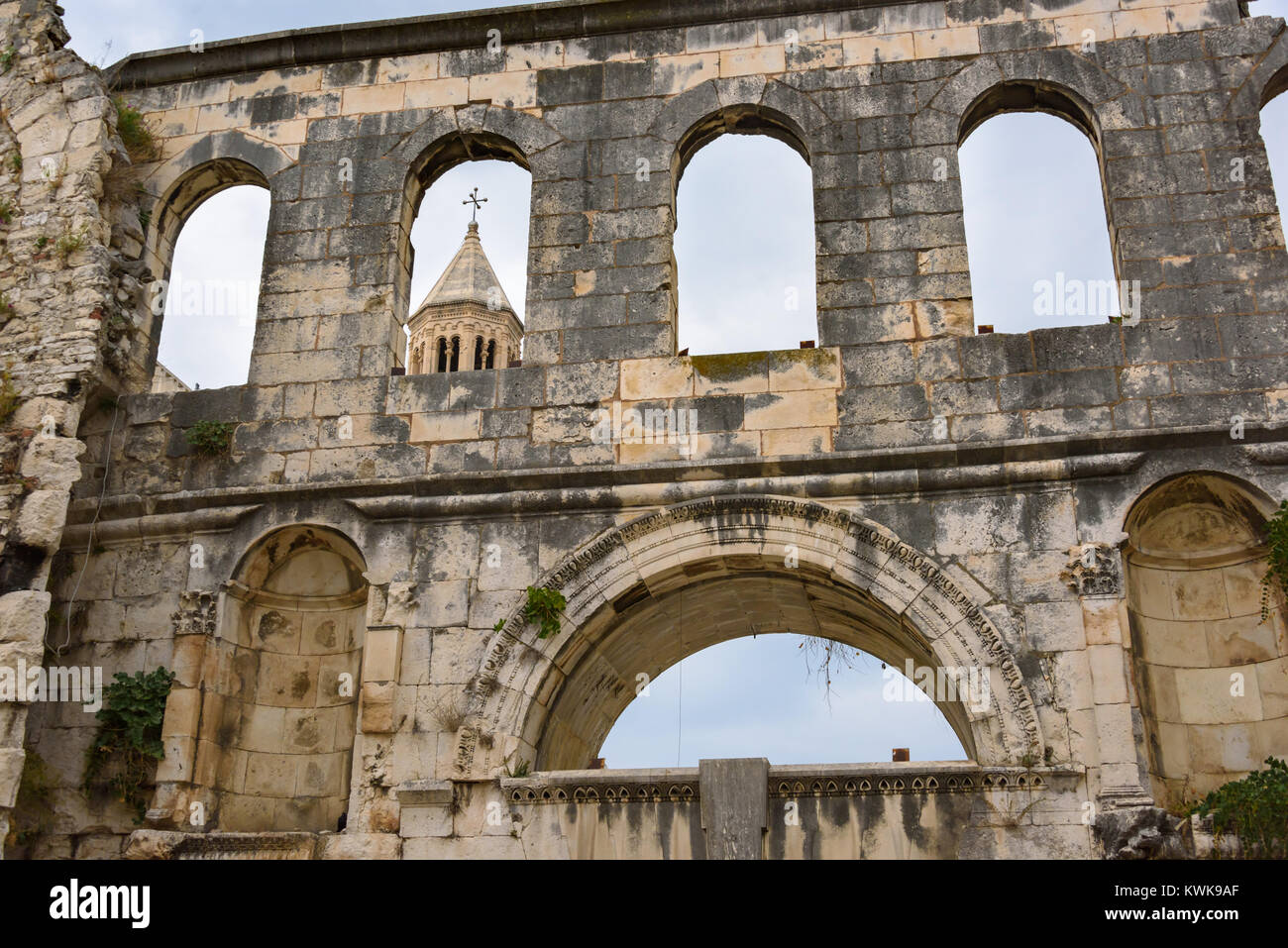 San Domnio Duomo Torre Campanaria visto attraverso palazzo Diocleziano parete est, Split, Croazia Foto Stock