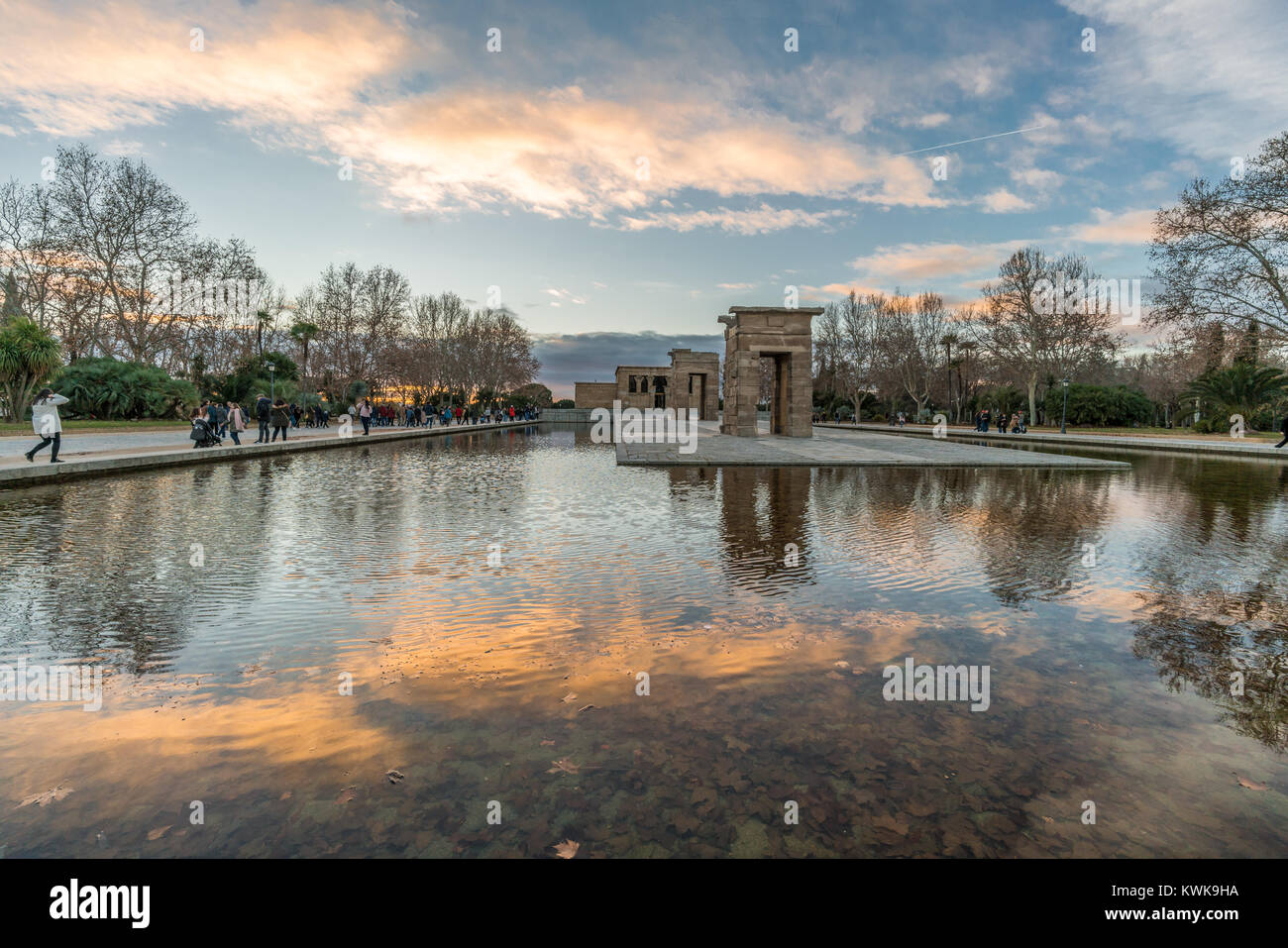 Cielo di tramonto nuvole riflessioni a Templo de Debod (Debod tempio) centro di Madrid. Tempio egizio dedicato al dio Foto Stock