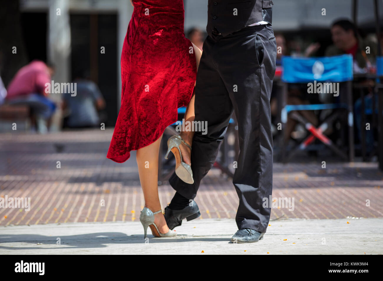Dettaglio di un paio di ballare il tango in Plaza Dorrego. San Telmo, Buenos Aires, Argentina. Foto Stock