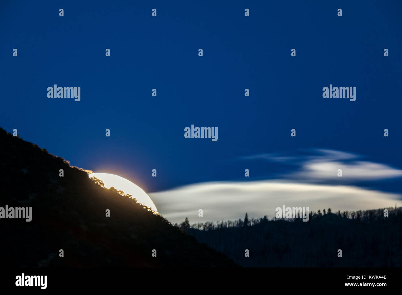 Super Full Moon Rising su montagne rocciose, Salida, Colorado, STATI UNITI D'AMERICA Foto Stock