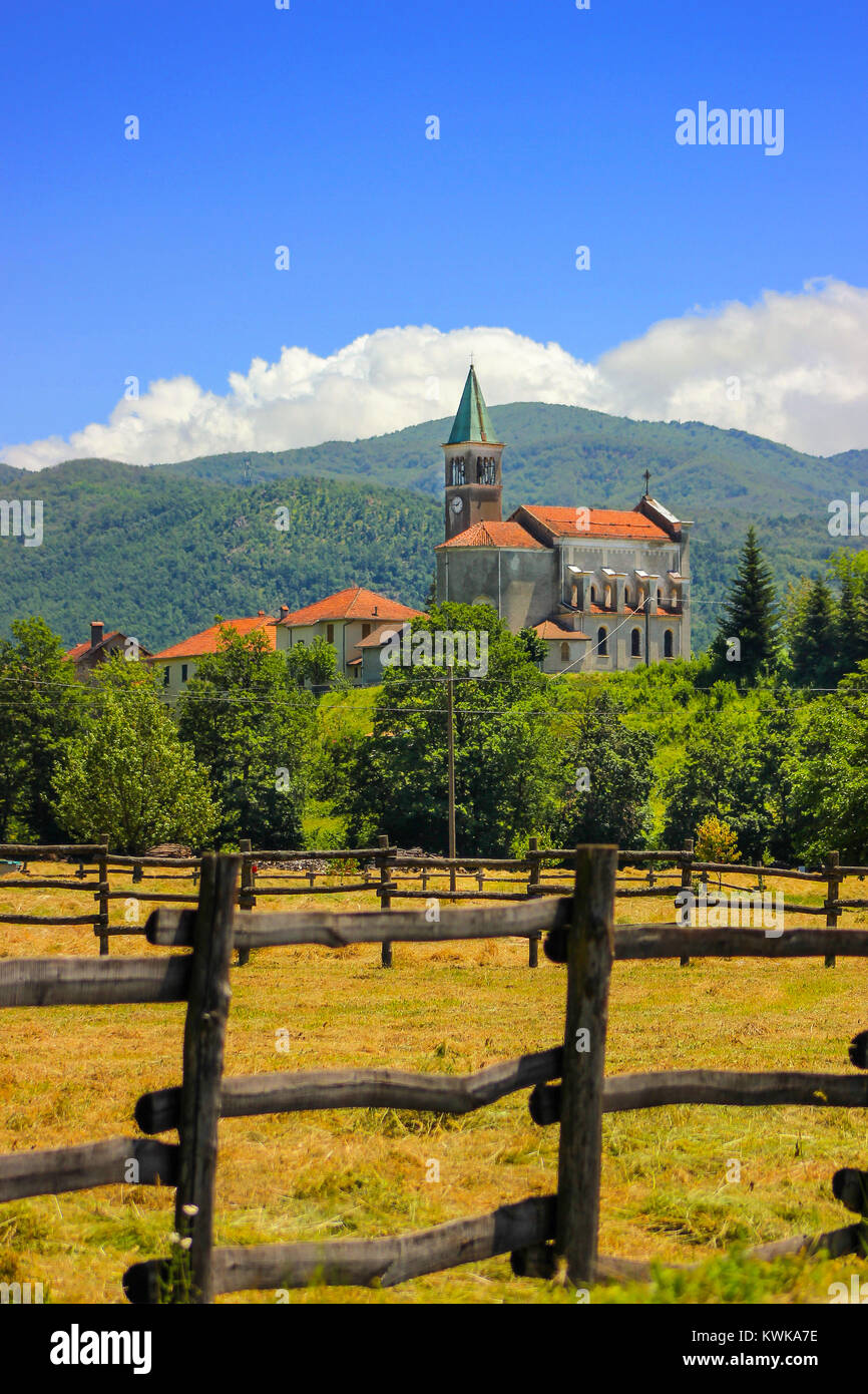 Chiesa di Maddalena, Liguria, Italia con lo sfondo delle alpi Foto Stock