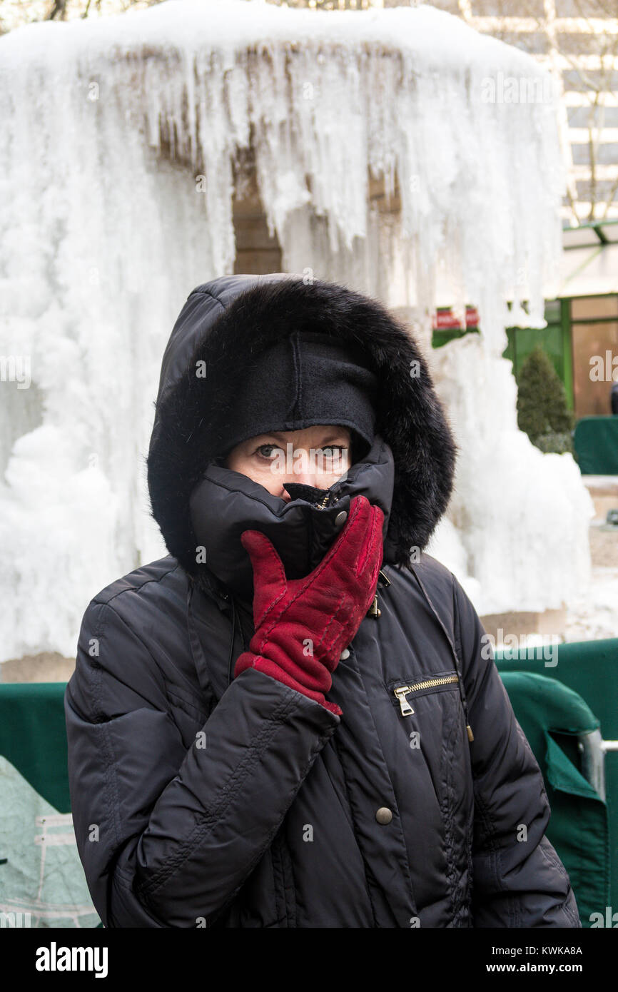 Senior Donna di fronte congelata di Josephine Shaw Lowell fontana commemorativa in Bryant Park, New York, Stati Uniti d'America Foto Stock