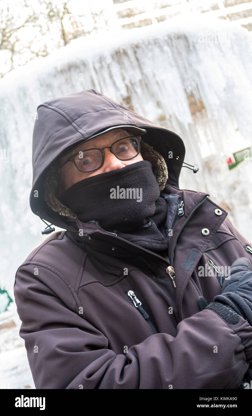 Senior uomo davanti al congelati Josephine Shaw Lowell fontana commemorativa in Bryant Park, New York, Stati Uniti d'America Foto Stock