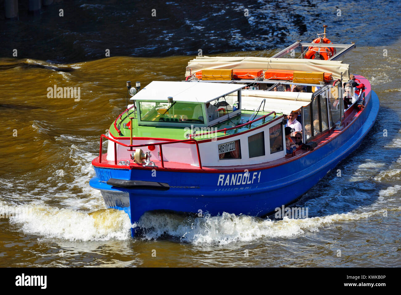 Longboat in Magdeburg porto di Amburgo, Germania, Europa Barkasse im Magdeburger Hafen in Amburgo, Deutschland, Europa Foto Stock