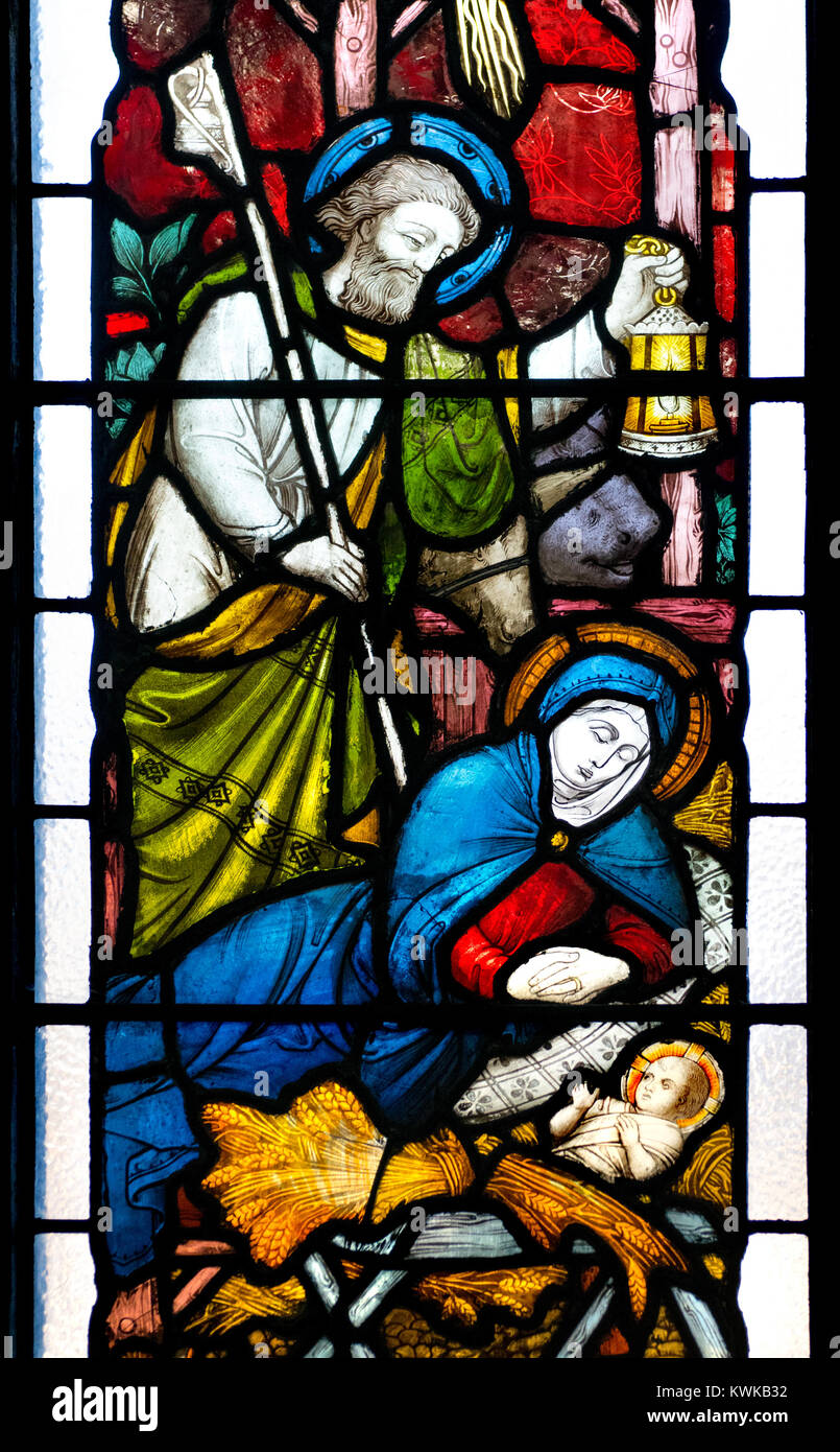 Londra, Inghilterra, Regno Unito. St Mary Abbots chiesa parrocchiale, Kensington. Finestra di vetro colorato: Giuseppe, Maria e Gesù nella stalla Foto Stock