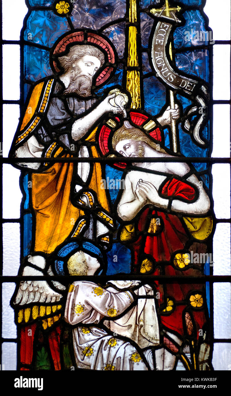 Londra, Inghilterra, Regno Unito. St Mary Abbots chiesa parrocchiale, Kensington. Finestra di vetro colorato: il Battesimo di Cristo Foto Stock