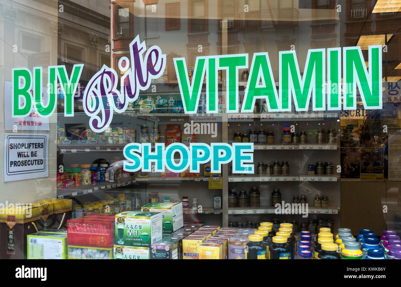 Finestra di un rito acquistare Vitamin Shoppe su Grand Street a Chinatown, New York City Foto Stock