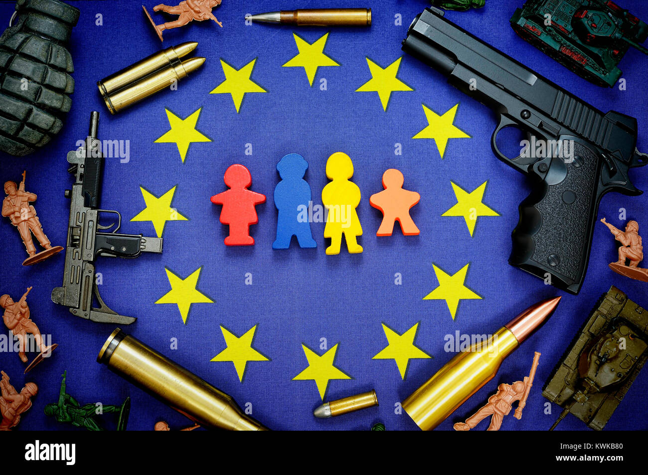 Bandiera dell'UE con le figure di una famiglia, circondato dalle armi, simbolico foto del rifugiato stream per l'Europa, UE-Fahne Figuren mit einer Familie, umgeben von Wa Foto Stock