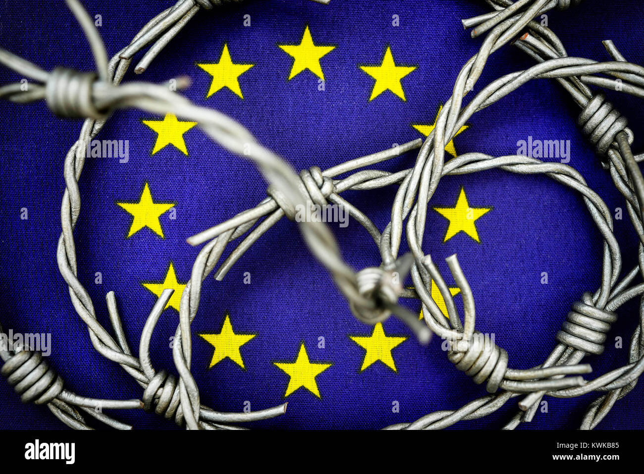 Filo spinato sulla bandiera UE, simbolico foto del rifugiato stream per l'Europa, Stacheldraht auf UE-Fahne, Symbolfoto Fl?chtlingsstrom nach Europa Foto Stock