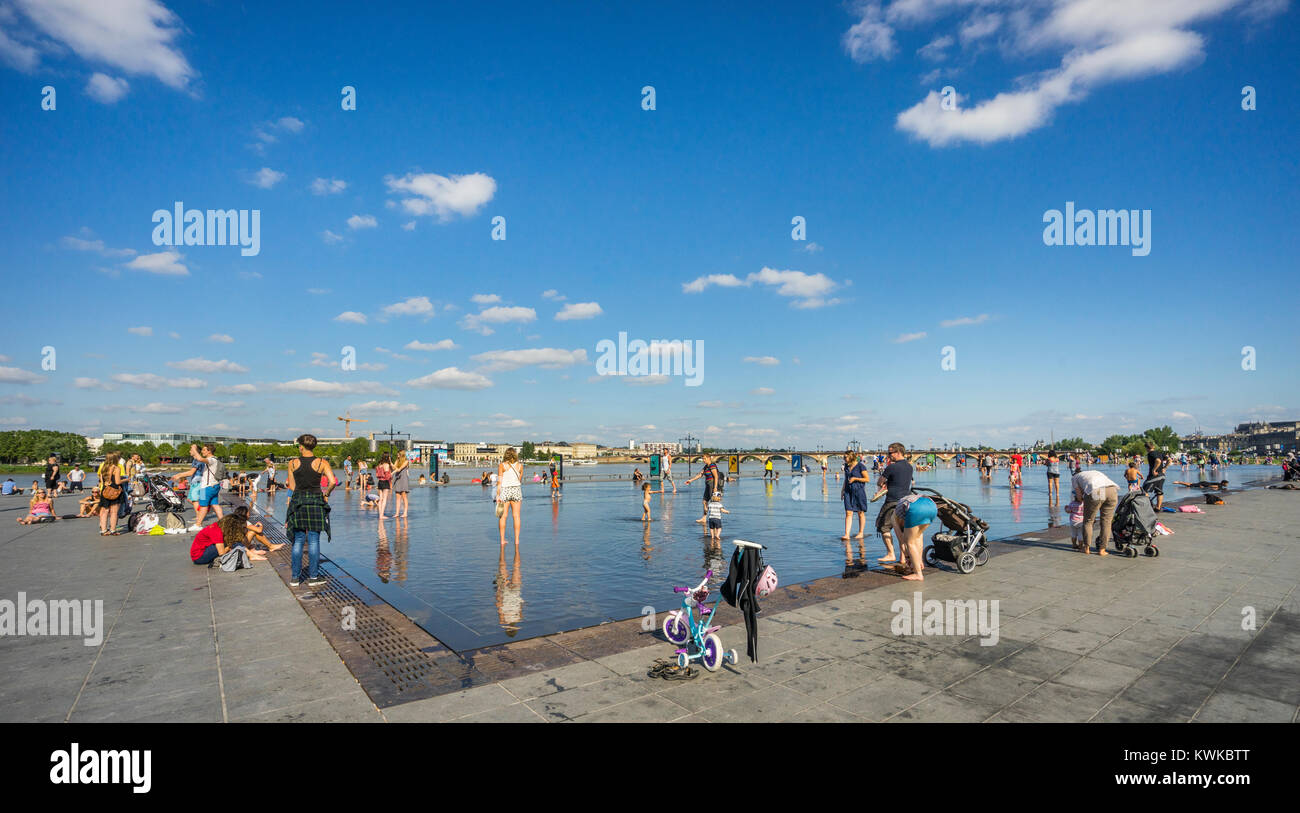 Francia, Gironde department, Bordeaux, Miroir d'eau riflettendo la piscina a Place de la Bourse Foto Stock