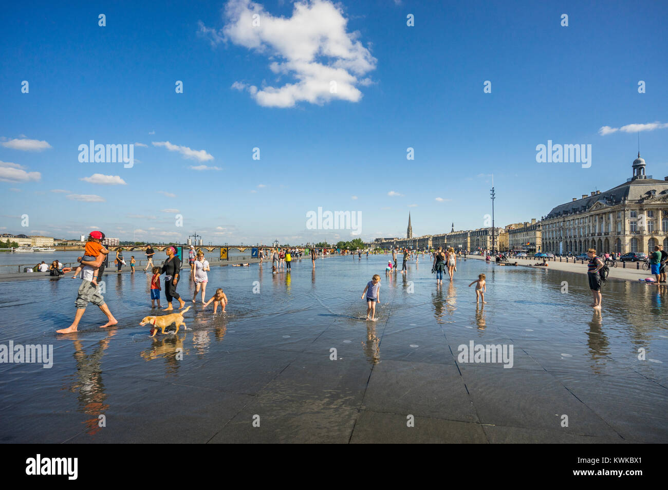 Francia, Gironde department, Bordeaux, Miroir d'eau riflettendo la piscina a Place de la Bourse Foto Stock