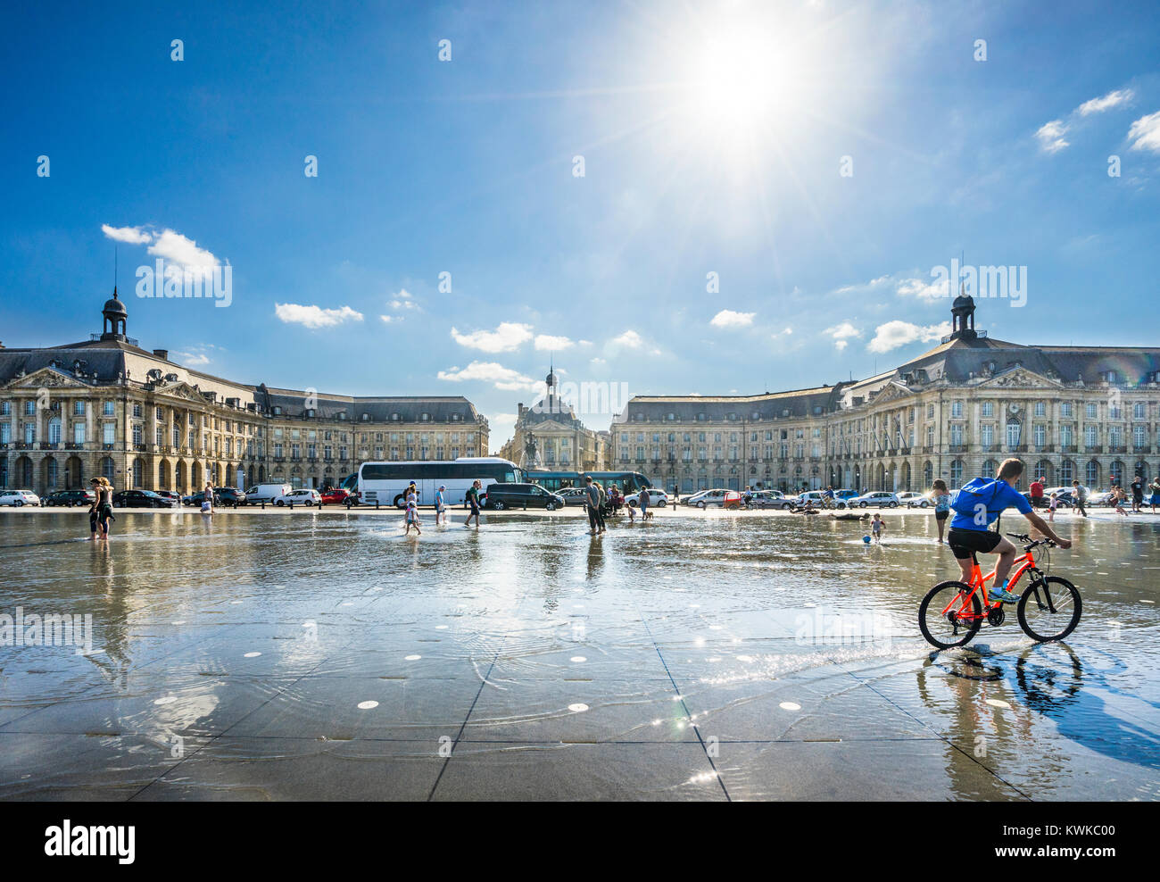Francia, Gironde department, Bordeaux, Miroir d'eau riflettendo la piscina a Place de la Bourse Foto Stock