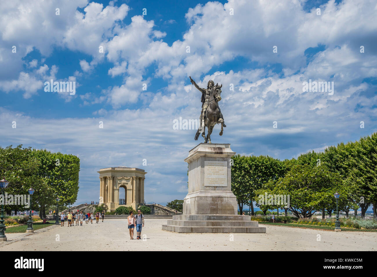 Francia, dipartimento dell'Hérault, Montpellier, Esplanade du Peyrou con la statua equstrian di Louis XIV e la monumentale torre di acqua Foto Stock