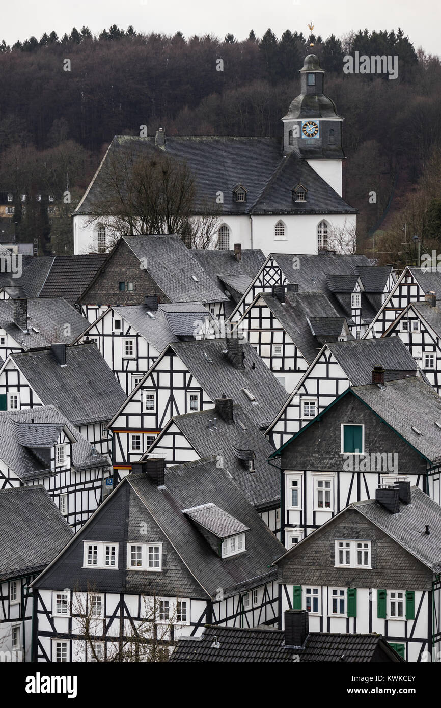 Storica città vecchia di Freudenberg, Renania settentrionale-Vestfalia, Germania, con tipiche case a graticcio, Alter Flecken Foto Stock