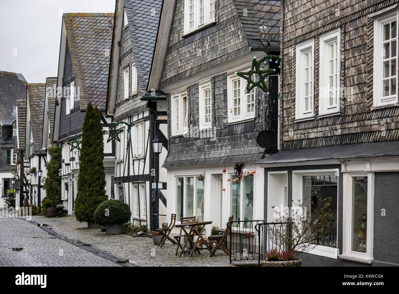 Storica città vecchia di Freudenberg, Renania settentrionale-Vestfalia, Germania, con tipiche case a graticcio, Alter Flecken Foto Stock