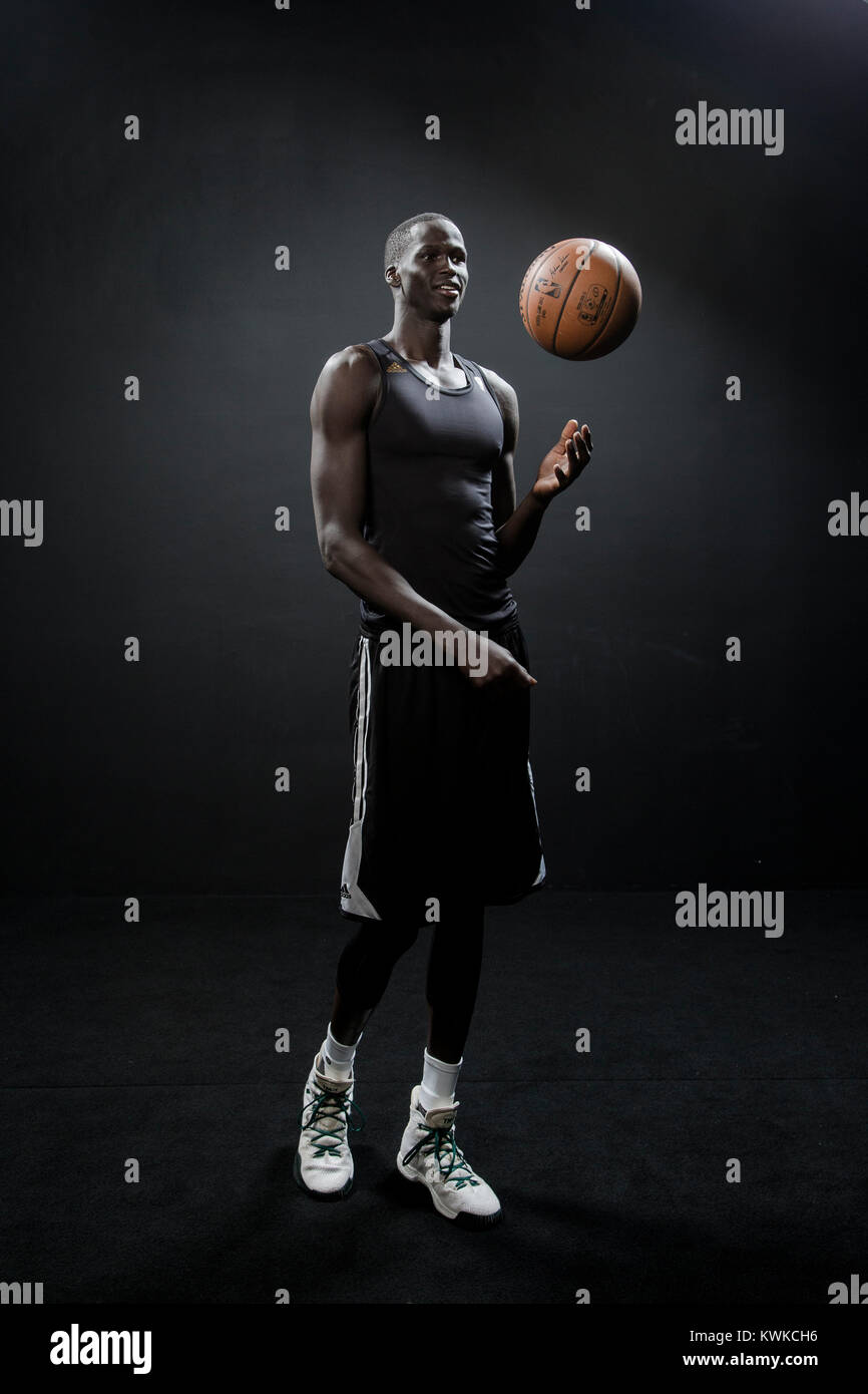 Thon Maker, un rookie player su Milwaukee Bucks squadra di basket, età 19. Foto Stock