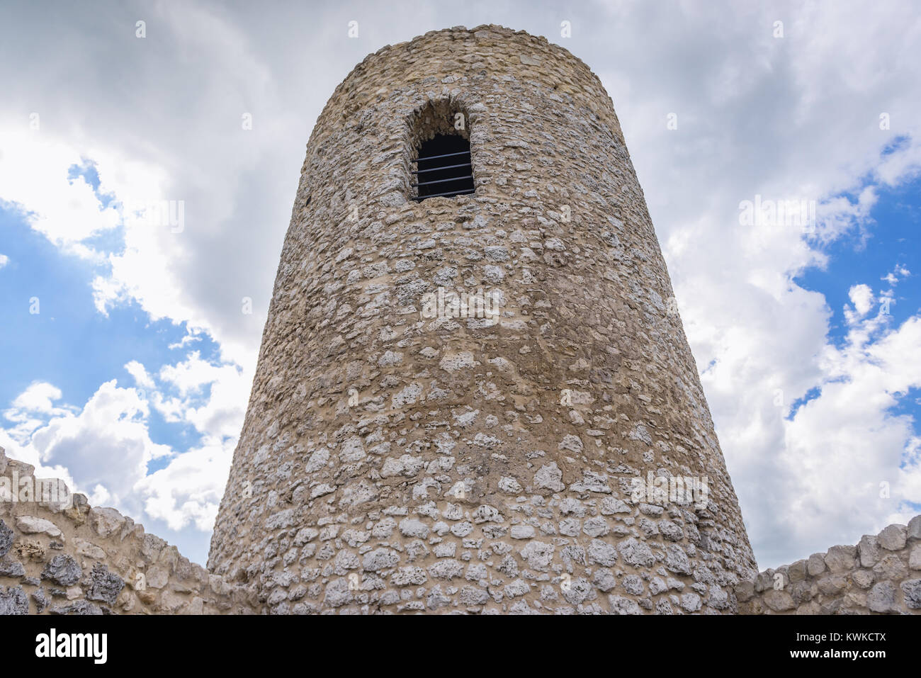 La torre principale del castello nel villaggio di Smolen, parte dei nidi delle aquile castello sistema nel voivodato di Slesia della Polonia meridionale Foto Stock