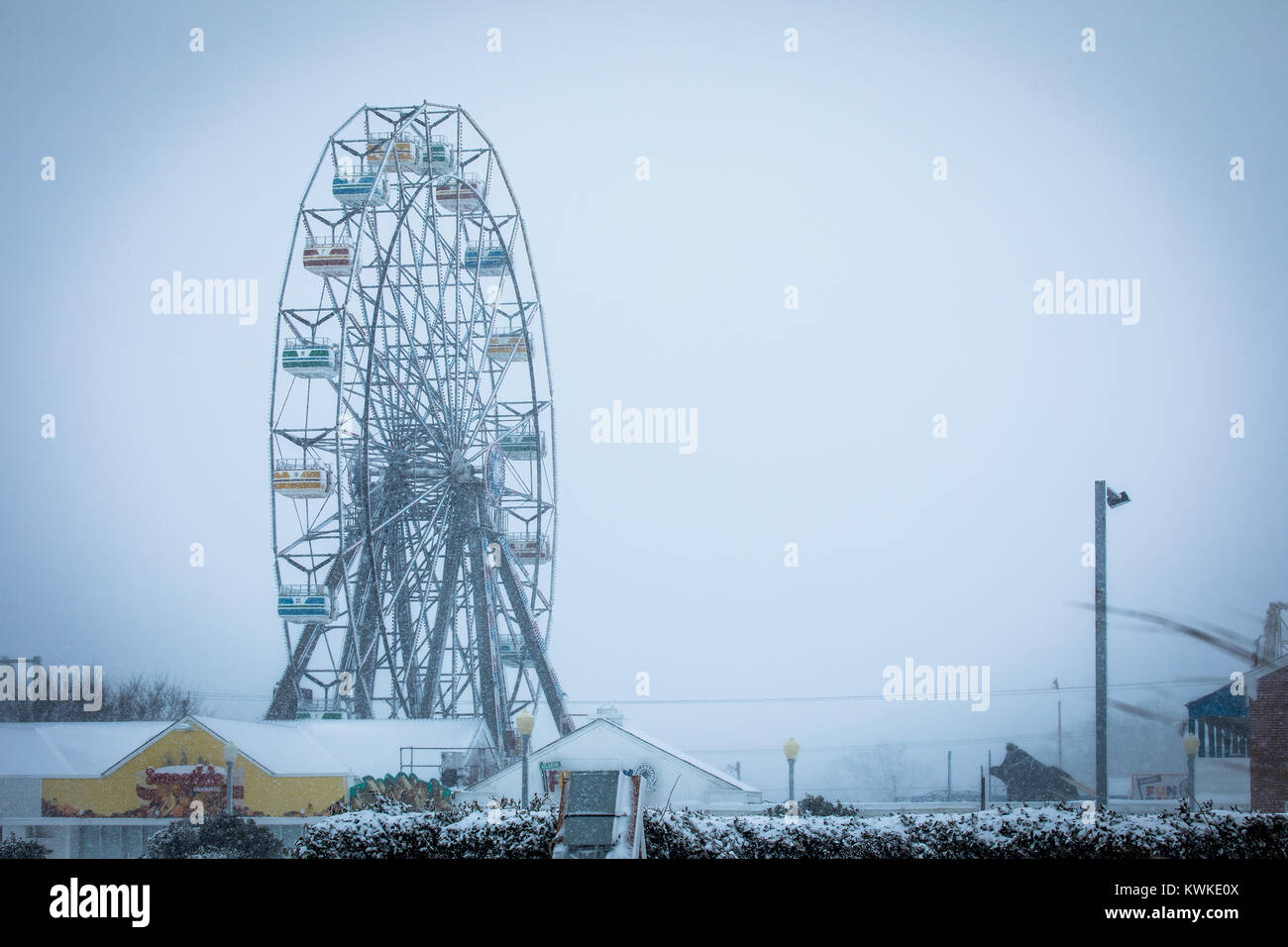 Ruota panoramica Ferris nella tempesta di neve Foto Stock