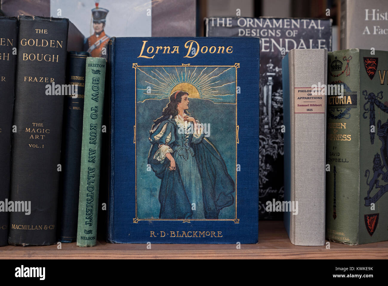 Una copia vintage di Lorna Doone da R D Blackmorei la finestra di una libreria di anticaglie a Edimburgo, Scozia. Foto Stock