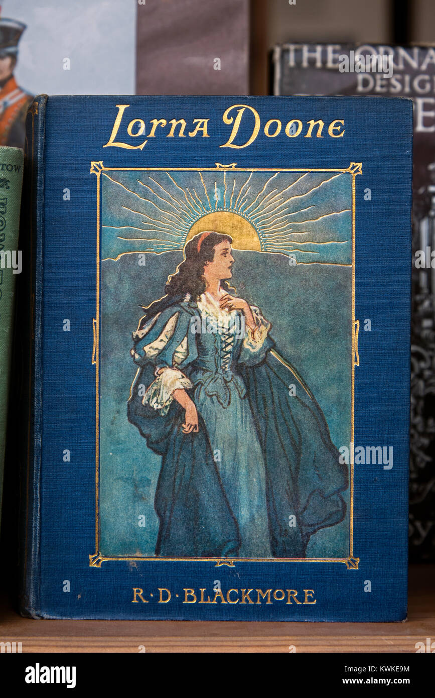 Una copia vintage di Lorna Doone da R D Blackmore nella finestra di una libreria di anticaglie a Edimburgo, Scozia. Foto Stock