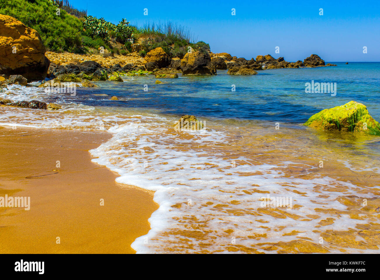 Una bella e tranquilla spiaggia di Gozo isola nel mare Mediterraneo , Arcipelago di Malta, Malta Foto Stock