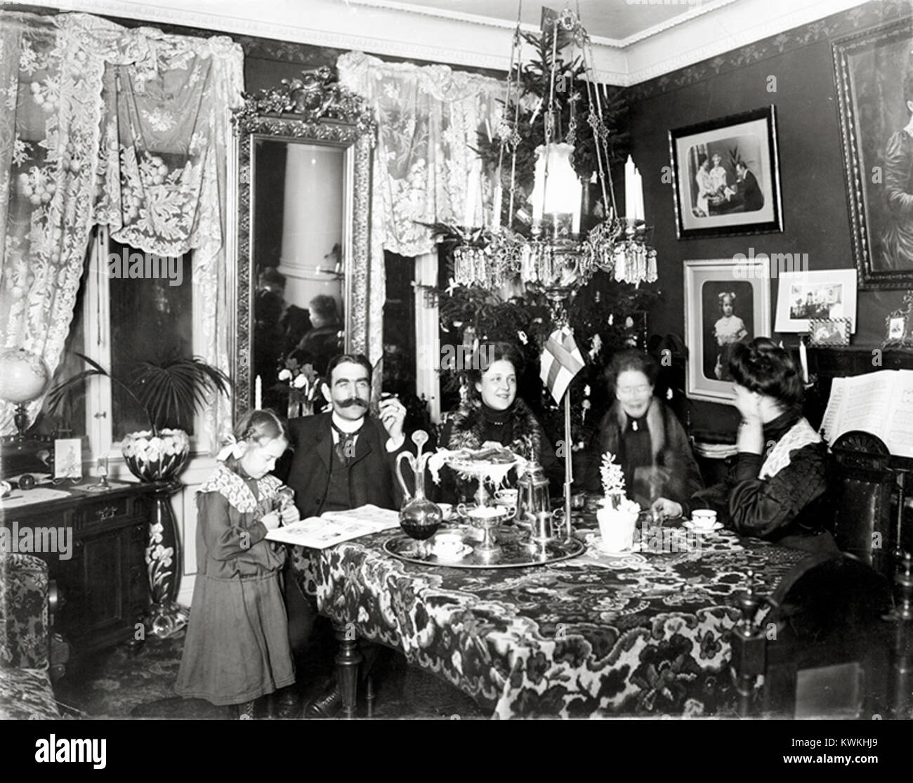 Fotografia che mostra una famiglia che festeggia il Natale in una casa borghese intorno al 1900, bevendo un caffè in un soggiorno, parte della collezione Nordiska Museet. Foto Stock