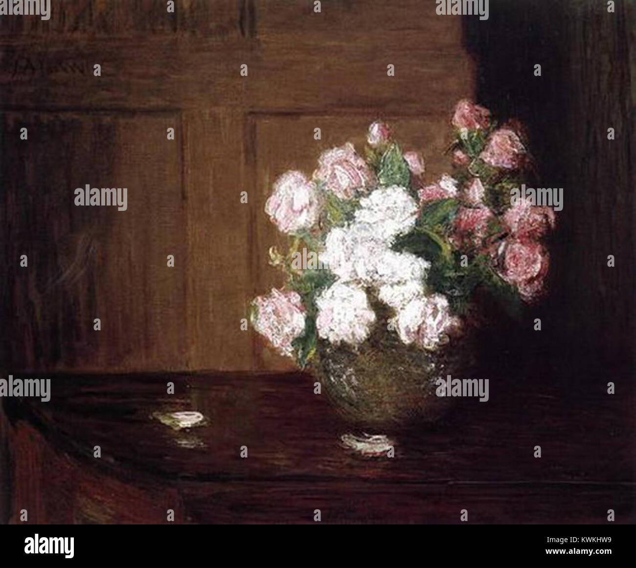 "Roses in a Silver Bowl on a Mahogany Table" è un dipinto di natura morta dell'artista americano Julian Alden Weir, creato intorno al 1890. Il lavoro presenta rose disposte in una ciotola argentata sopra un tavolo in mogano, che mette in risalto realismo e attenzione alla consistenza e al colore." Foto Stock