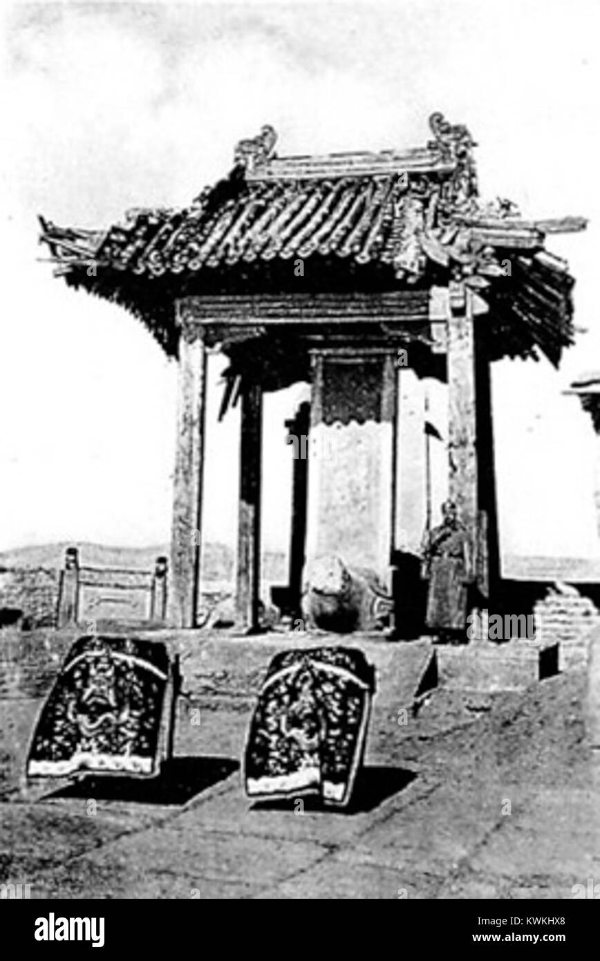 L'immagine mostra un padiglione fatiscente situato vicino al Ponte Marco Polo in Cina, un tempo situato in una posizione strategica durante un periodo di operazioni di guardia tedesche; il decadimento della struttura indica il cambiamento dei ruoli storici del sito. Foto Stock