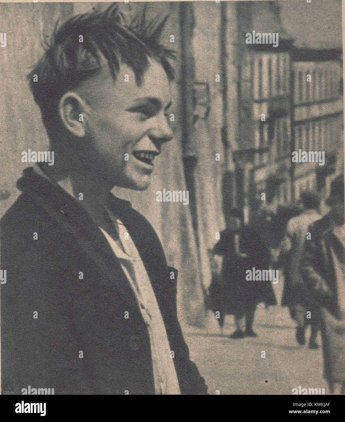 "Zakazane Piosenki" - cantante di strada, girato il 1947-02-01, raffigura uno spettacolo musicale urbano, catturando la cultura popolare polacca del dopoguerra e l'intrattenimento di strada. Foto Stock