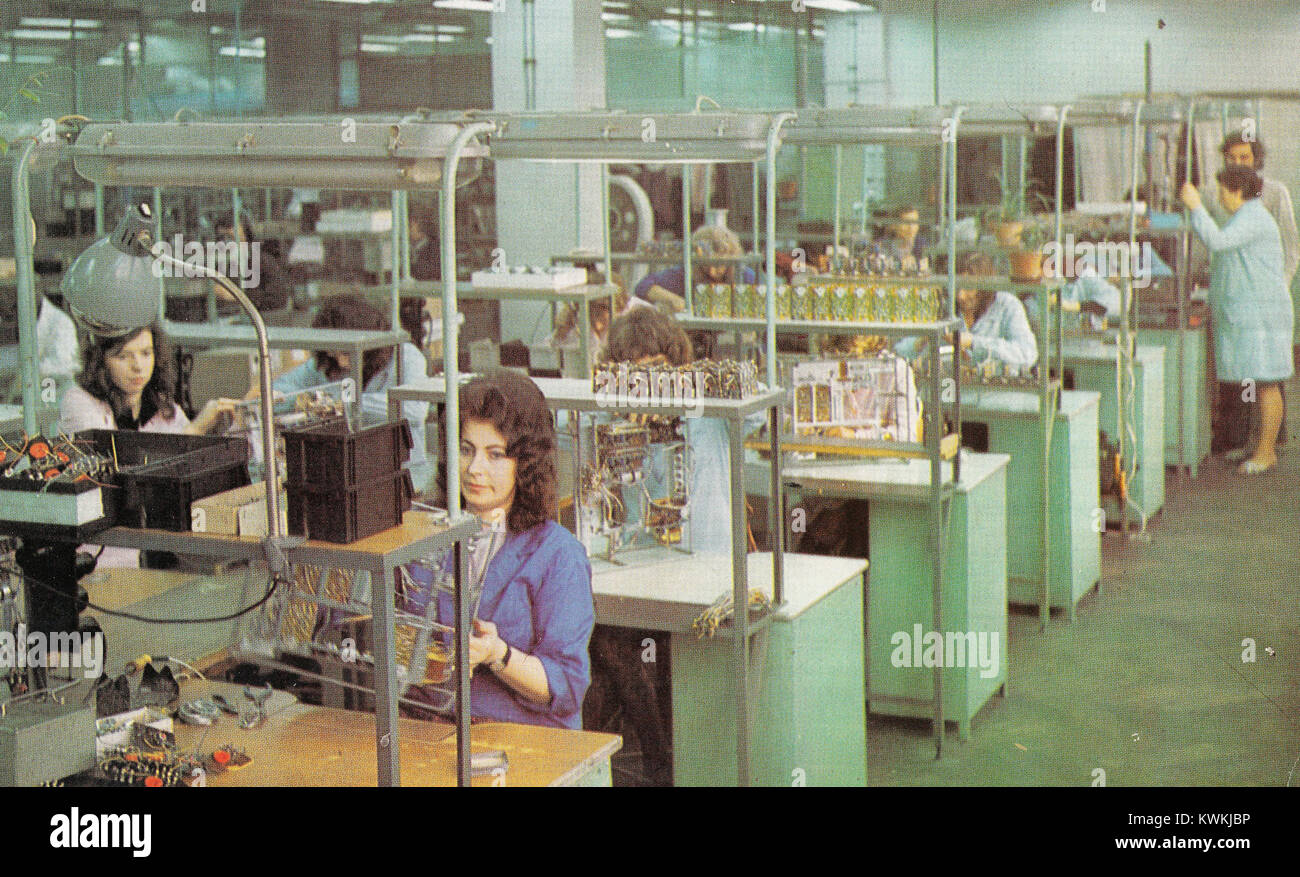 Fotografia degli anni '1970 che mostra il lavoro della radio Marcin Kasprzak a Varsavia, una grande fabbrica di elettronica polacca specializzata in apparecchiature radio e di comunicazione. Foto Stock