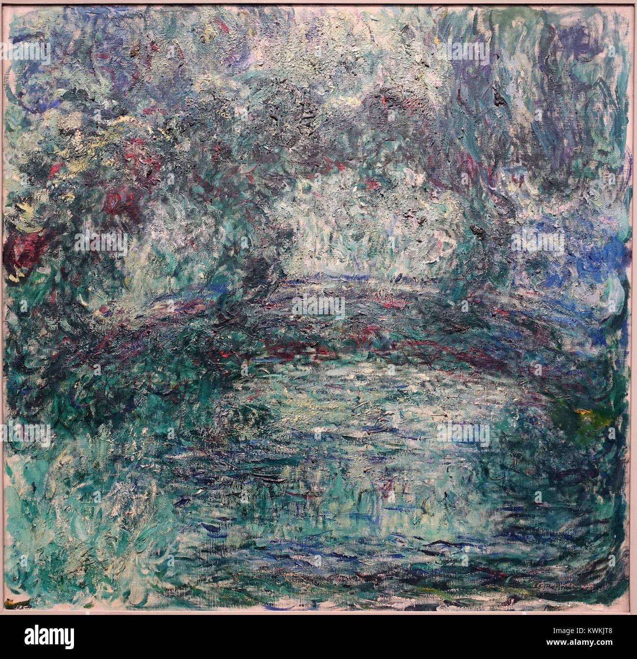 Il ''Ponte giapponese sul laghetto del giglio d'acqua'' di Claude Monet (1920-1924) è un dipinto ad olio impressionista che raffigura l'iconico ponte del giardino di Giverny circondato da ninfee e luce riflettente. Foto Stock