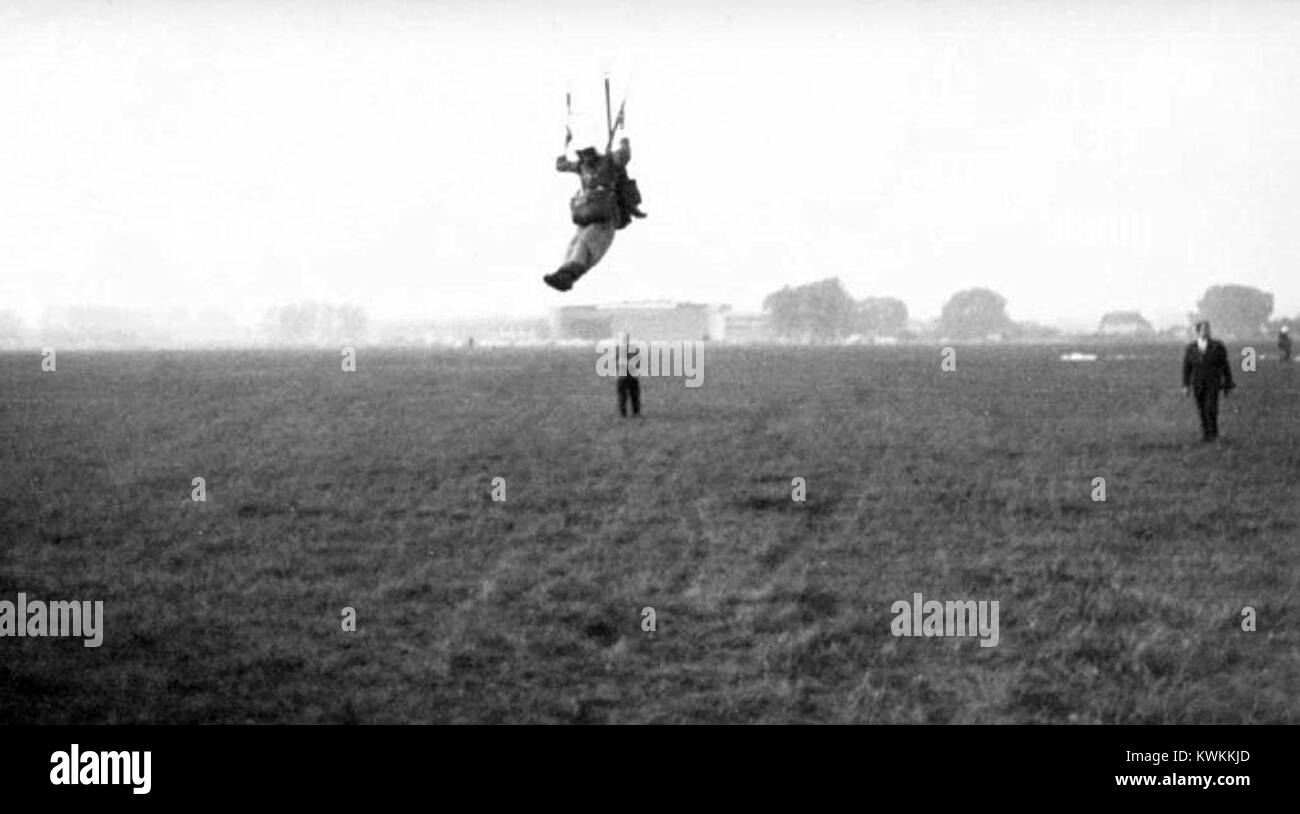 Una fotografia di Jan Palak durante l'atterraggio all'aeroporto di Gliwice nel 1968, che documenta l'attività aeronautica in Polonia alla fine degli anni '1960 Foto Stock