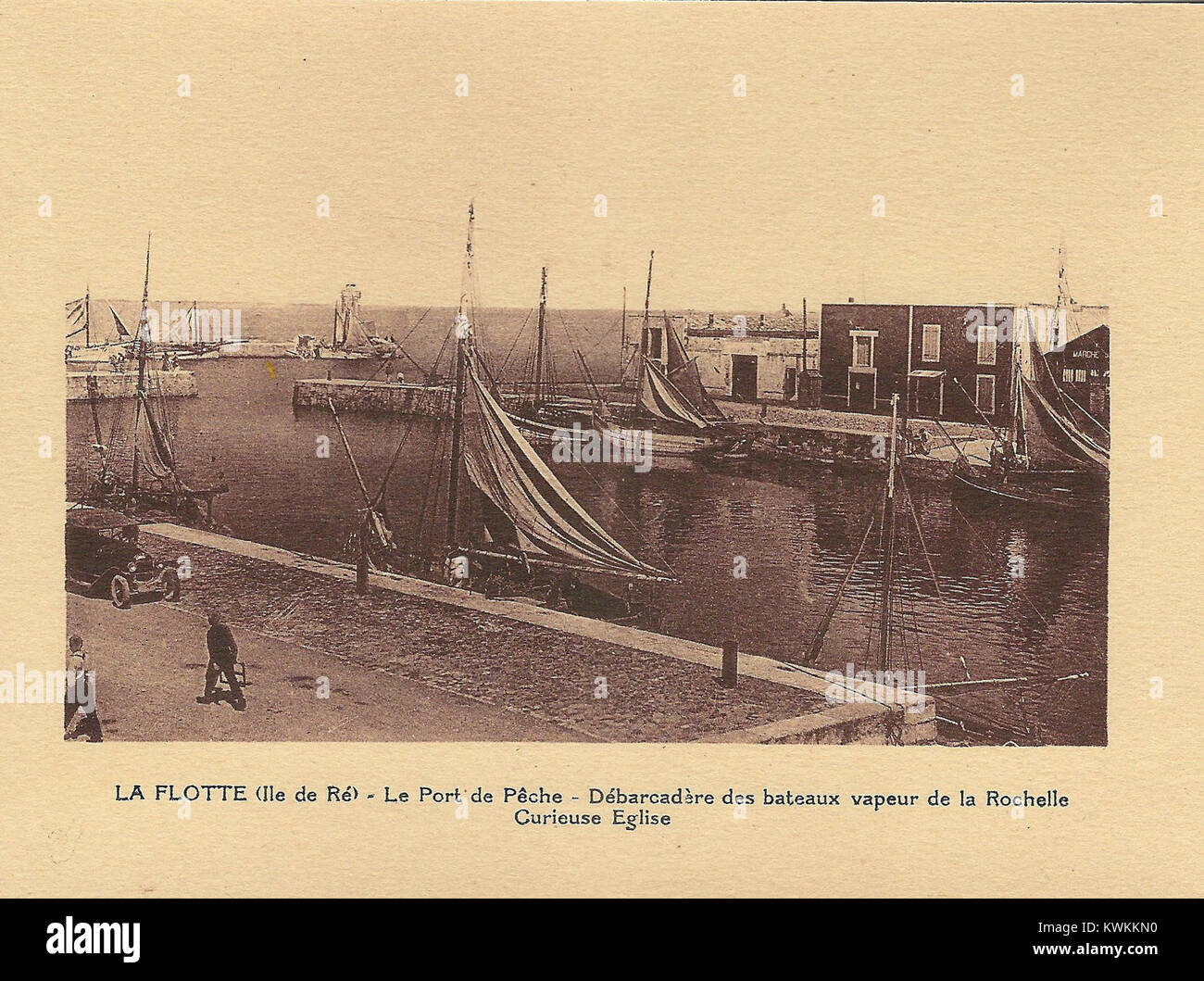 Una fotografia del porto peschereccio di la flotte a Île de Ré, Francia, che cattura le barche, le banchine e l’attività marittima tipica della regione Charente-Maritime. Foto Stock