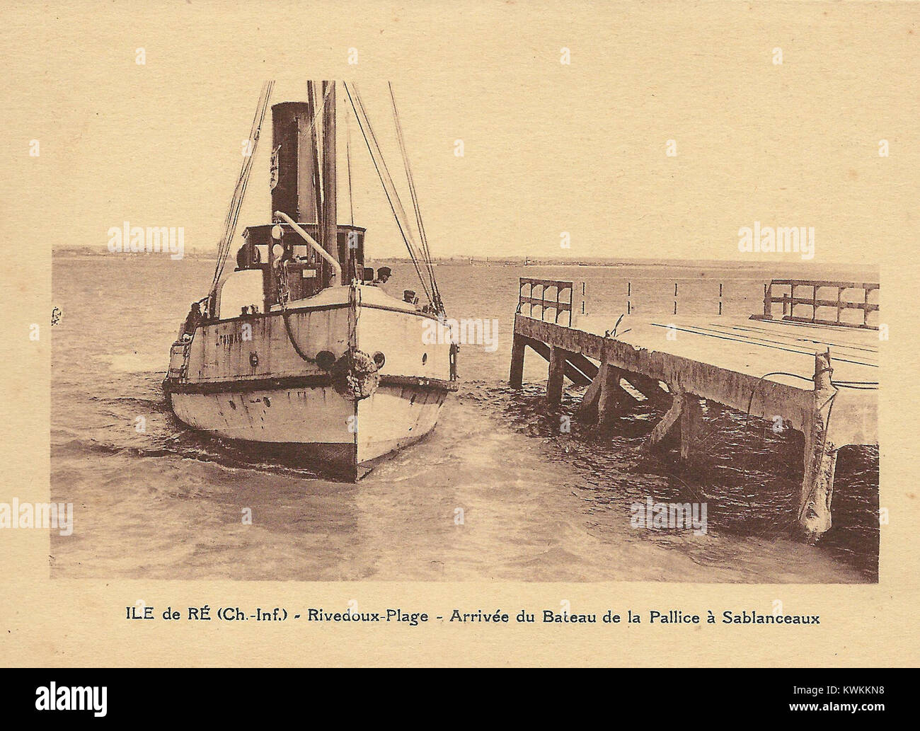 Una fotografia storica che mostra una barca che arriva alla spiaggia di Rivedoux a Île de Ré, in Francia, catturando il trasporto marittimo e l'attività costiera all'inizio del XX secolo. Foto Stock