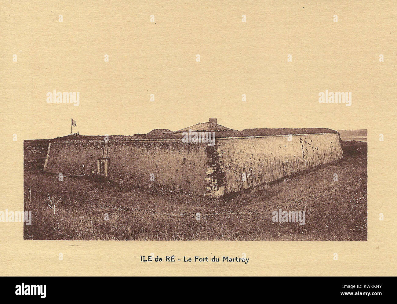 Fotografia di Fort du Martray su Île de Ré, Francia, che mostra le fortificazioni costiere costruite per la difesa marittima. La struttura riflette l'architettura militare francese del XVII-XIX secolo. Foto Stock