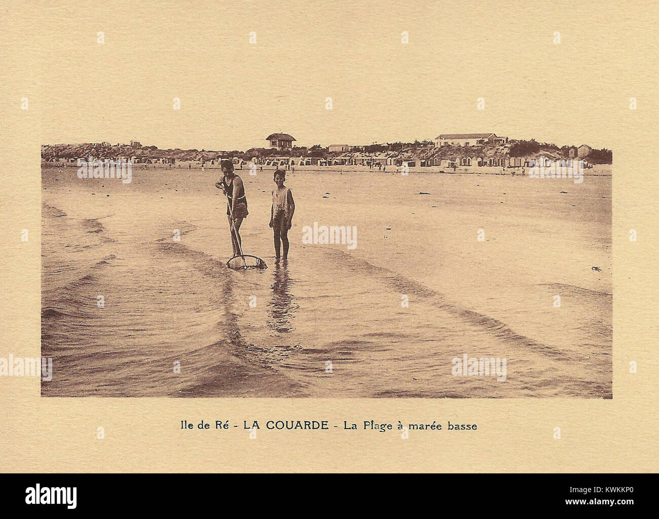 Una fotografia di la Couarde-Plage a Île de Ré, Francia, che mostra il paesaggio costiero e l'ambiente mareale durante la bassa marea. Foto Stock