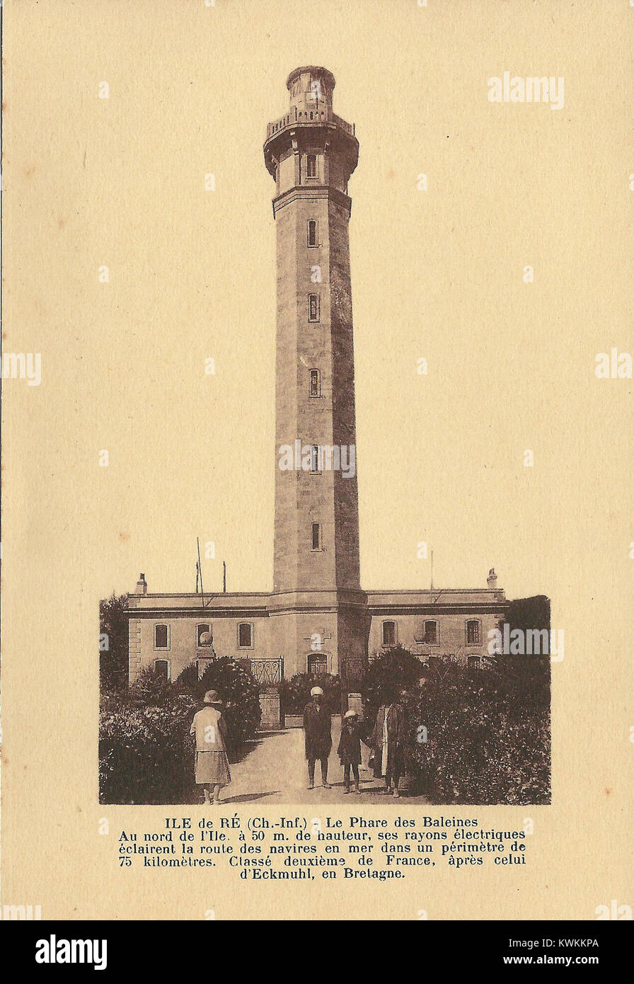 Fotografia del faro di Phare des Baleines a Île de Ré, Francia, che mostra la storica struttura costiera e il paesaggio marittimo circostante. Foto Stock