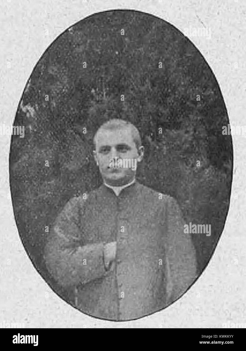 Un ritratto di Jan Laskowski, un sacerdote polacco di Września, attivo nei primi anni del XX secolo in Polonia, riconosciuto per il suo ruolo nell'educazione e nello sviluppo religioso della comunità. Foto Stock