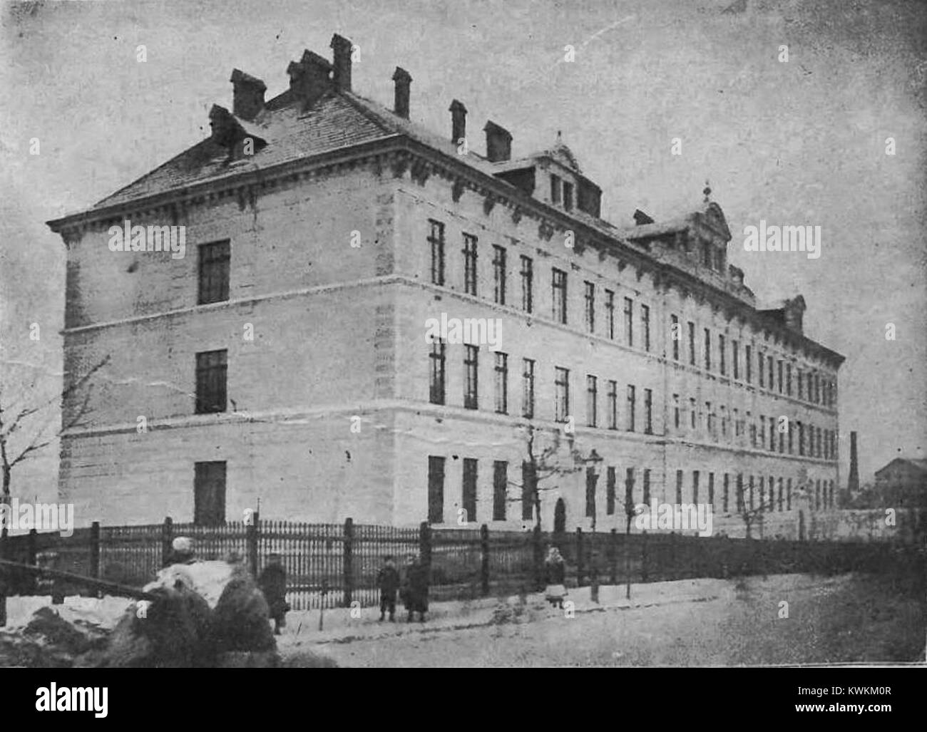 Un'immagine del 1905 della Scuola Jan III Sobieski di Lwów, Polonia (ora Leopoli, Ucraina), raffigurante l'architettura dell'istituto educativo e l'ambiente accademico dell'inizio del XX secolo. Foto Stock
