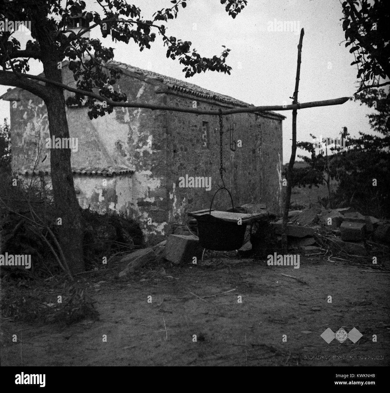 Una fotografia del 1950 di Lopar che mostra un "kotu", una struttura all'aperto utilizzata in estate per cucinare l'alimentazione dei suini, che rappresenta le pratiche agricole tradizionali slovene. Foto Stock